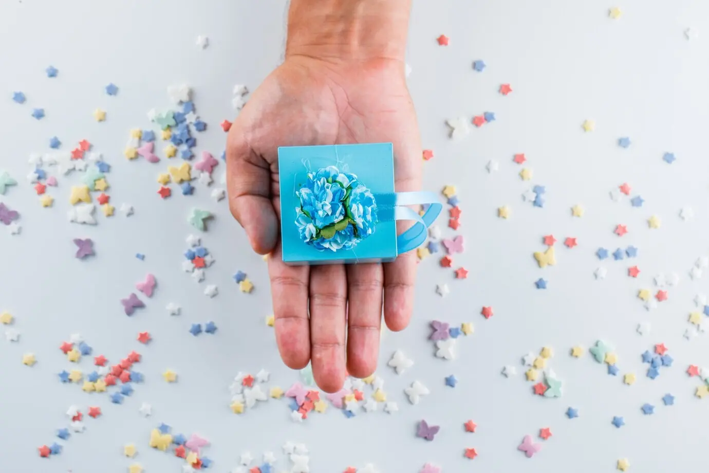 Мужчина держит подарочную коробку.