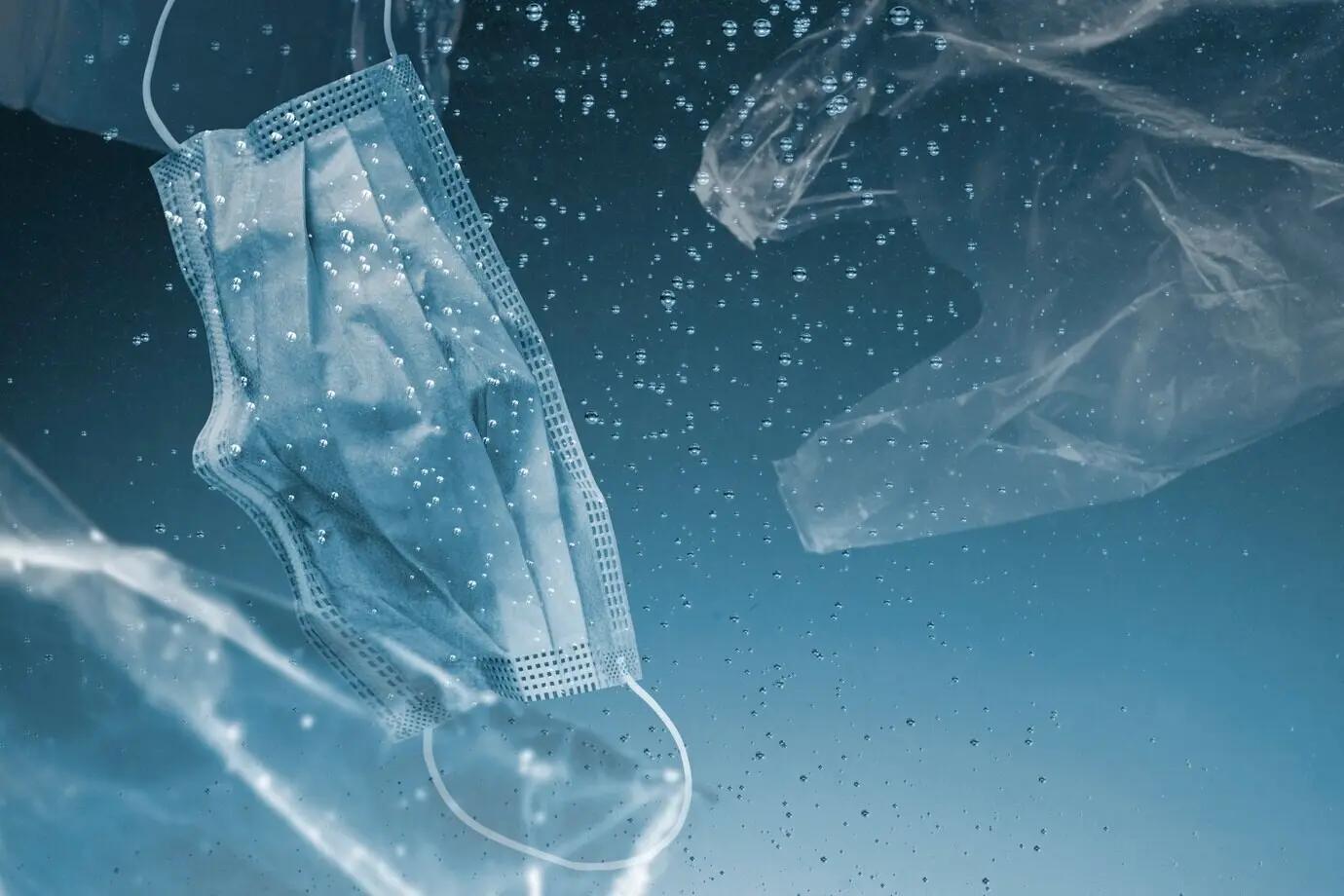 Кампания «Спасите океан»: маска для лица и пластиковые пакеты тонут в океане, ремикс-медиа.