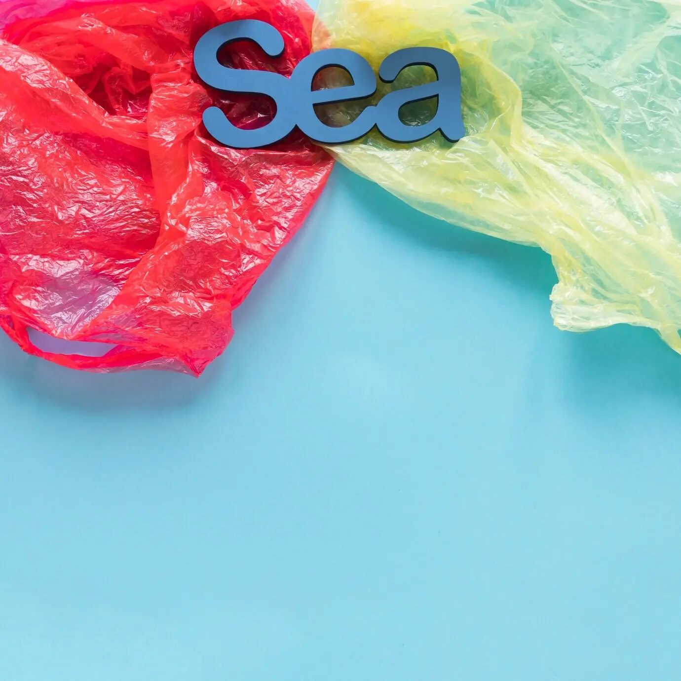 Вид сверху на море, окружённое пластиковыми пакетами.